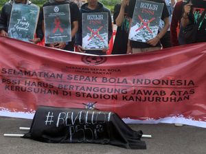 Bawa Keranda Mayat, Suporter Ini Suarakan Tragedi Kanjuruhan Bawa Keranda Mayat, Suporter Ini Suarakan Tragedi Kanjuruhan