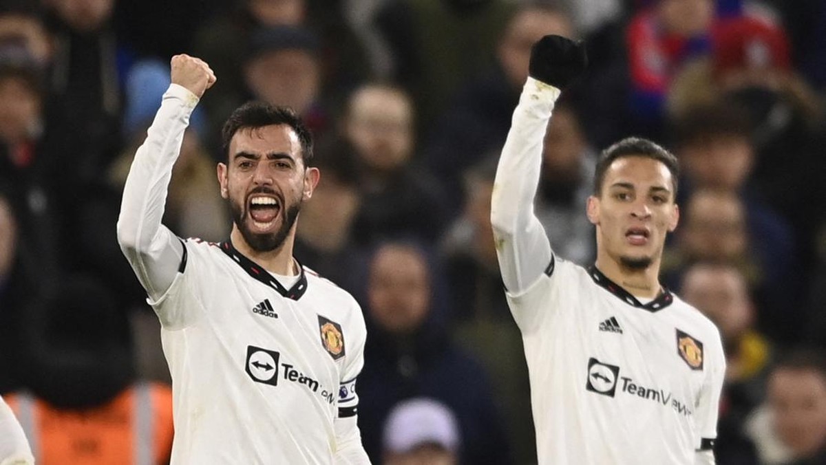 Antony dan Bruno Fernandes sempat beradu mulut di tengah hasil seri MU di kandang Crystal Palace. (Foto: REUTERS/TONY OBRIEN)
