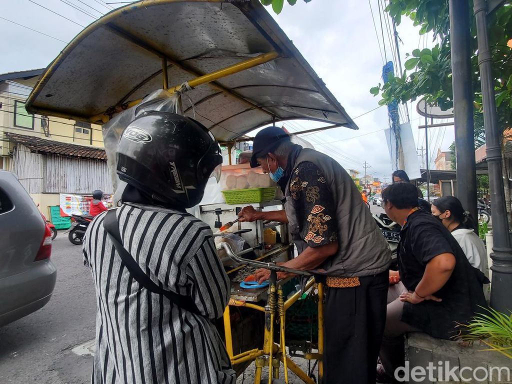Mencicip Burger Wahadi, Pedagang 81 Tahun di Jalan Kaliurang Sleman