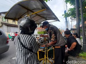 Mencicip Burger Wahadi, Pedagang 81 Tahun di Jalan Kaliurang Sleman Mencicip Burger Wahadi, Pedagang 81 Tahun di Jalan Kaliurang Sleman