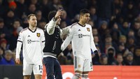 Usai selfie dengan Casemiro, penyusup lapangan itu lantas berjalan sendiri meninggalkan lapangan. Lagi-lagi, tak tampak steward yang mengejarnya masuk lapangan. Foto: Action Images via Reuters/PETER CZIBORRA