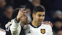 Penyusup lapangan ini rupanya minta selfie sama Casemiro. Foto: Action Images via Reuters/PETER CZIBORRA