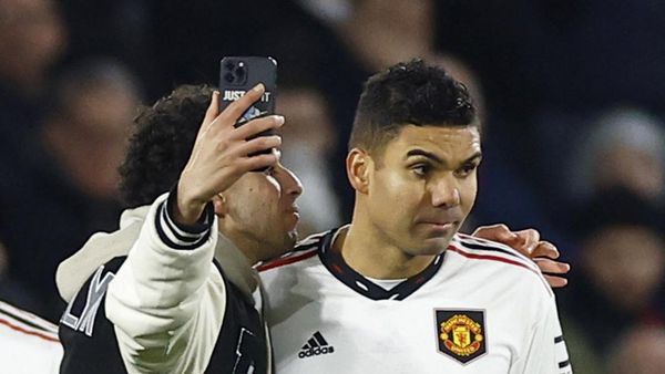 Casemiro Diincar Penyusup Lapangan! Ah, Rupanya Minta Selfie