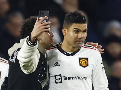Casemiro Diincar Penyusup Lapangan! Ah, Rupanya Minta Selfie
