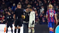 Tidak terlihat ada steward yang mengejar si penyusup lapangan, sebagaimana biasa terjadi. Foto: PA Images via Getty Images/Adam Davy - PA Images