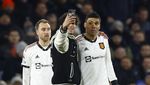 Casemiro Diincar Penyusup Lapangan! Ah, Rupanya Minta Selfie