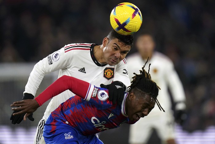 Manchester Uniteds Casemiro and Crystal Palaces Wilfried Zaha, right, battle for the ball during the Premier League match between Crystal Palace and Manchester United at Selhurst Park in London, Wednesday Jan. 18, 2023. (Adam Davy/PA via AP)