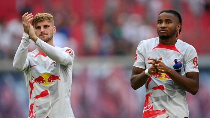 LEIPZIG, GERMANY - AUGUST 13: Timo Werner and Christopher Nkunku of RB Leipzig applaud fans after the Bundesliga match between RB Leipzig and 1. FC Köln at Red Bull Arena on August 13, 2022 in Leipzig, Germany. (Photo by Stuart Franklin/Getty Images)