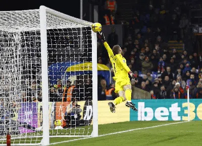 David De Gea Sudah Terbang, Bola Tetap Masuk Gawang