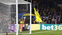 Michael Olise bikin Cyrstal Palace berhasil menyamakan skor lawan MU berkat gol cantiknya ini. Foto: Action Images via Reuters/PETER CZIBORRA
