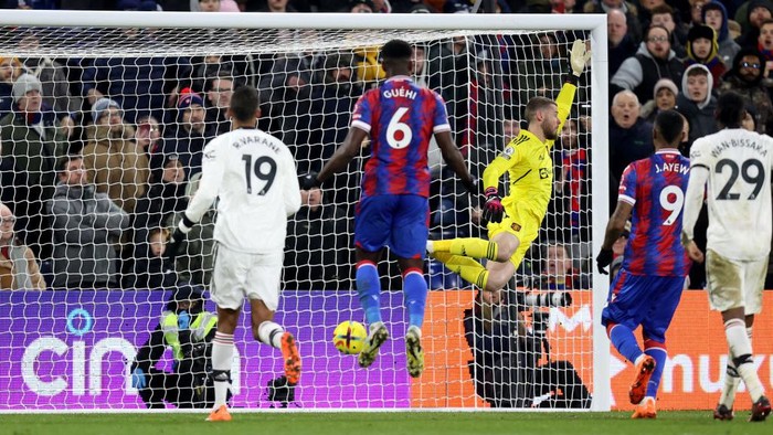 LONDON, ENGLAND - JANUARY 18: Manchester United goalkeeper David de Gea is beaten by a free kick by Michael Olise of Crystal Palace for the equalising goal during the Premier League match between Crystal Palace and Manchester United at Selhurst Park on January 18, 2023 in London, United Kingdom. (Photo by Charlotte Wilson/Offside/Offside via Getty Images)