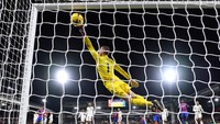 Bola sepakan Olise terlihat sedemikian deras dan mengarah ke pojok atas gawang MU sehingga tak kuasa dibendung De Gea. Foto: Getty Images/Justin Setterfield