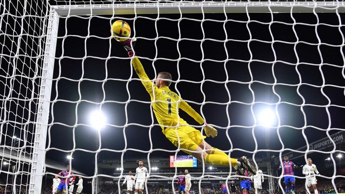LONDON, ENGLAND - JANUARY 18: David De Gea of Manchester United fails to make a save as Michael Olise of Crystal Palace (not pictured) scores the team's first goal during the Premier League match between Crystal Palace and Manchester United at Selhurst Park on January 18, 2023 in London, England. (Photo by Justin Setterfield/Getty Images)