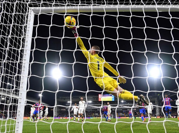 LONDON, ENGLAND - JANUARY 18: David De Gea of Manchester United fails to make a save as Michael Olise of Crystal Palace (not pictured) scores the team's first goal during the Premier League match between Crystal Palace and Manchester United at Selhurst Park on January 18, 2023 in London, England. (Photo by Justin Setterfield/Getty Images)