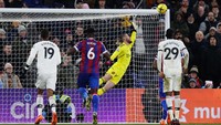 Kiper MU David De Gea tidak kuasa menjangkau bola walaupun sudah full strecth bagaikan hendak terbang. Foto: AFP via Getty Images/ADRIAN DENNIS