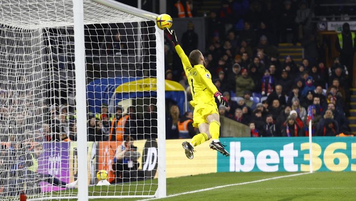 de gea vs palace Soccer Football - Premier League - Crystal Palace v Manchester United - Selhurst Park, London, Britain - January 18, 2023 Crystal Palace's Michael Olise scores their first goal from a free kick past Manchester United's David de Gea Action Images via Reuters/Peter Cziborra EDITORIAL USE ONLY. No use with unauthorized audio, video, data, fixture lists, club/league logos or 'live' services. Online in-match use limited to 75 images, no video emulation. No use in betting, games or single club /league/player publications. Please contact your account representative for further details.