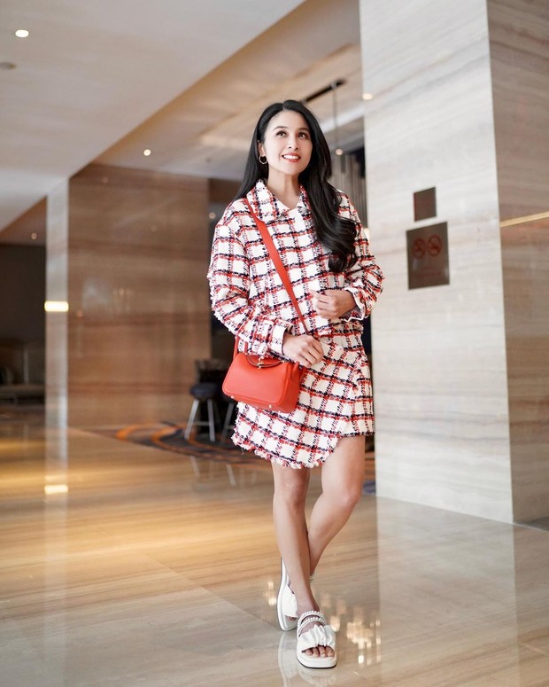 Dress kotak-kotak Sandra Dewi/Sumber: IG @sandradewi88 Dress kotak-kotak Sandra Dewi/Sumber: IG @sandradewi88