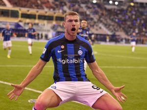 Edin Dzeko, si Angsa Tua yang Masih Memukau