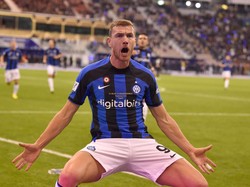 Edin Dzeko, si Angsa Tua yang Masih Memukau