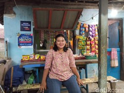 Jurit Malam: Cerita Elin Mengais Rezeki di TPU Kemlaten Cirebon