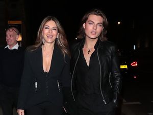 Putra Elizabeth Hurley Garap Adegan Intim Sang Ibu dengan Aktris Lain Putra Elizabeth Hurley Garap Adegan Intim Sang Ibu dengan Aktris Lain
