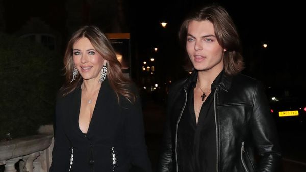 7 Potret Terbaru Elizabeth Hurley dan Putranya, Kerap Dipuji Sama Cantik