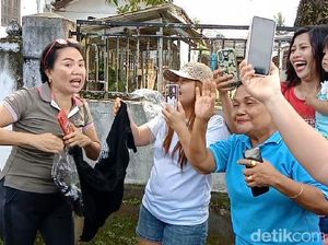 Emak-emak di Sulut Berkerumun Rebutan Baju yang Dibagikan Jokowi