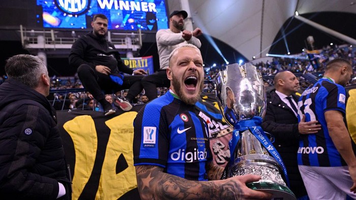 RIYADH, SAUDI ARABIA - JANUARY 18: Federico Dimarco of FC Internazionale celebrates with the trophy after winning the EA Sports Supercup match between AC Milan and FC Internazionale at King Fahd International Stadium on January 18, 2023 in Riyadh, Saudi Arabia. (Photo by Mattia Ozbot - Inter/Inter via Getty Images)