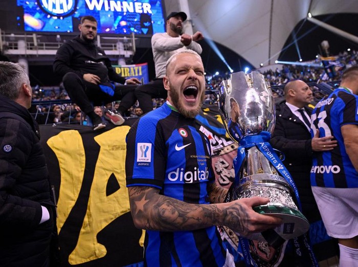 RIYADH, SAUDI ARABIA - JANUARY 18: Federico Dimarco of FC Internazionale celebrates with the trophy after winning the EA Sports Supercup match between AC Milan and FC Internazionale at King Fahd International Stadium on January 18, 2023 in Riyadh, Saudi Arabia. (Photo by Mattia Ozbot - Inter/Inter via Getty Images)