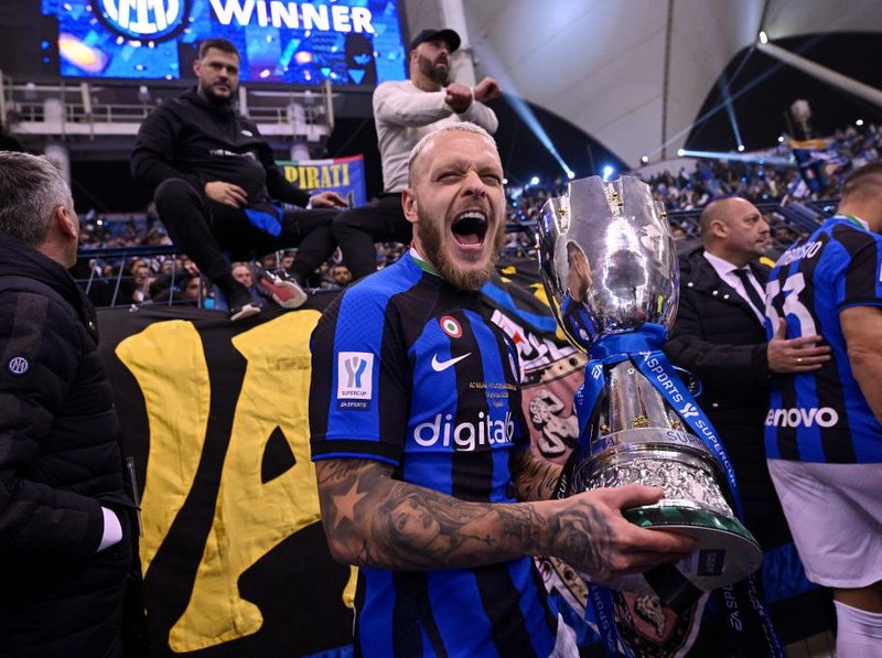 RIYADH, SAUDI ARABIA - JANUARY 18: Federico Dimarco of FC Internazionale celebrates with the trophy after winning the EA Sports Supercup match between AC Milan and FC Internazionale at King Fahd International Stadium on January 18, 2023 in Riyadh, Saudi Arabia. (Photo by Mattia Ozbot - Inter/Inter via Getty Images)