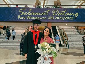 Definisi Belajar Tak Mengenal Umur, Ferry Salim Lulus S1 di Usia 56 Tahun Definisi Belajar Tak Mengenal Umur, Ferry Salim Lulus S1 di Usia 56 Tahun