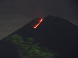 Semeru Muntahkan Lava Pijar Sejauh 1.000 Meter, Begini Penampakannya