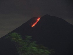 Semeru Muntahkan Lava Pijar Sejauh 1.000 Meter, Begini Penampakannya