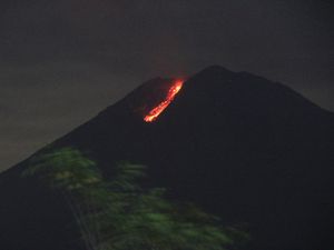 Semeru Muntahkan Lava Pijar Sejauh 1.000 Meter, Begini Penampakannya Semeru Muntahkan Lava Pijar Sejauh 1.000 Meter, Begini Penampakannya