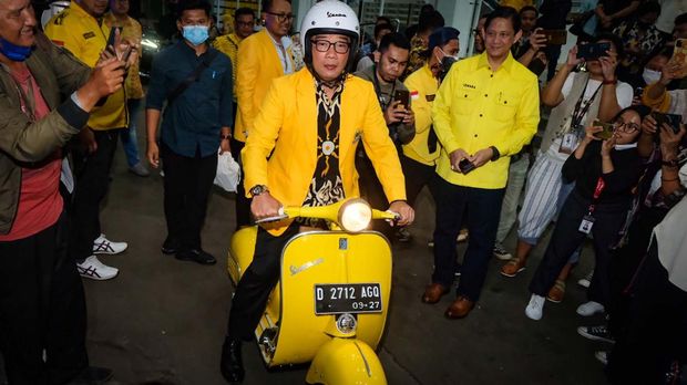 Gubernur Jawa Barat Ridwan Kamil resmi berasosiasi ke Partai Golkar. Sesaat sebelum pulang, Ridwan Kamil menunggangi Vespa kuning.