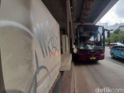 Potret Halte TransJ Setiabudi Kotor Akibat Vandalisme