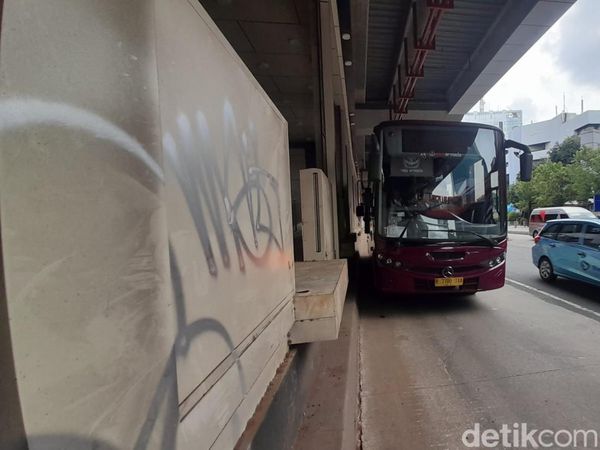 Potret Halte TransJ Setiabudi Kotor Akibat Vandalisme