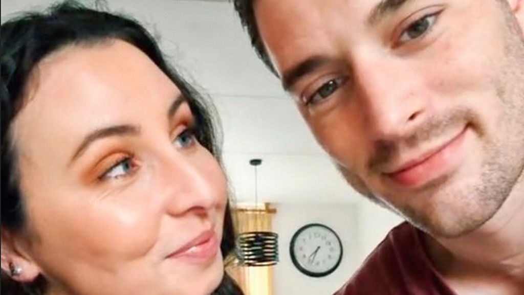 Foto Pasangan Viral, Suami Dianggap Terlalu Tampan, Istri Merasa Bak Kentang Foto Pasangan Viral, Suami Dianggap Terlalu Tampan, Istri Merasa Bak Kentang