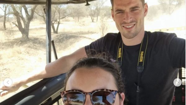 Potret Istri dan Suami Terlalu Tampan yang Viral