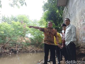 Heru Budi Tinjau Lokasi Pembangunan Tebing Kali Pesanggrahan Jakbar Heru Budi Tinjau Lokasi Pembangunan Tebing Kali Pesanggrahan Jakbar