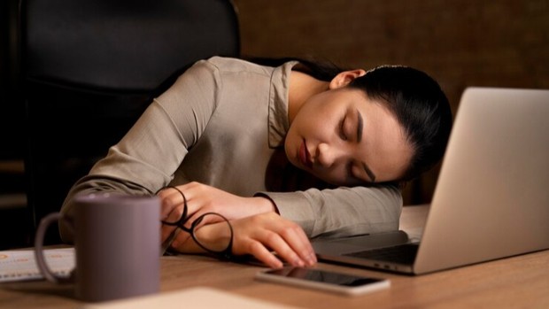 Ilustrasi/Foto: Freepik.com Dampak buruk bagi kesehatan saat bekerja terlalu lama