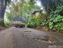 Rp 600 M Disiapkan untuk Perbaiki 360 Kilometer Jalan di Jabar