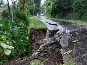 Karangasem Dilanda Jalan Jebol dan Banjir Setelah Diguyur Hujan 5 Jam Karangasem Dilanda Jalan Jebol dan Banjir Setelah Diguyur Hujan 5 Jam