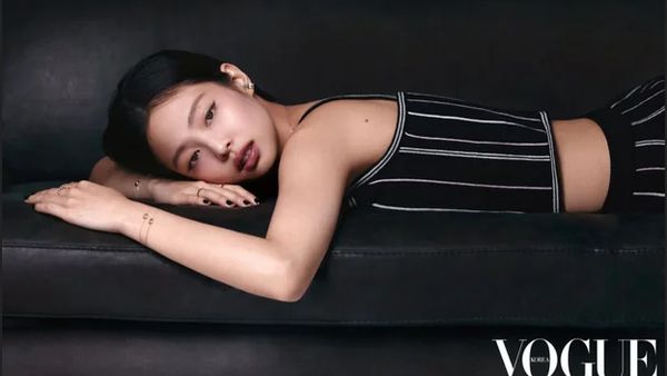 7 Foto Seksi Jennie BLACKPINK Pamer Punggung Pakai Gaun Chanel