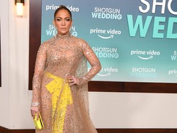 JLo Hadiri Red Carpet Perdana di 2023, Memukau Pakai Gaun Nude Valentino