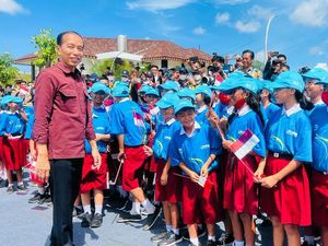 Tampilan Beda Kemeja Jokowi, Coba Warna Selain Putih Sekali-sekali Tampilan Beda Kemeja Jokowi, Coba Warna Selain Putih Sekali-sekali