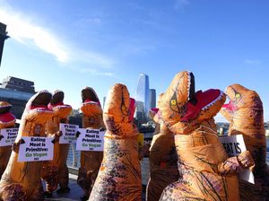 Kawanan Dinosaurus Jajah Kota London untuk Semarakkan Hidup Sehat