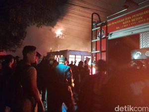 Rumah di Jalan Bromo Medan Terbakar, 1 Warga Luka Rumah di Jalan Bromo Medan Terbakar, 1 Warga Luka