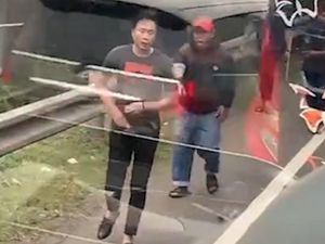 Aksi Koboi Pengendara Mobil Pelat RFS Kokang Pistol di Jalanan Aksi Koboi Pengendara Mobil Pelat RFS Kokang Pistol di Jalanan