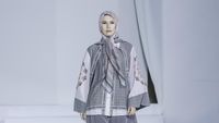 7 Foto Busana Dibuat Pakai Tinta untuk Kulit Sensitif di Jakarta Fashion Trend